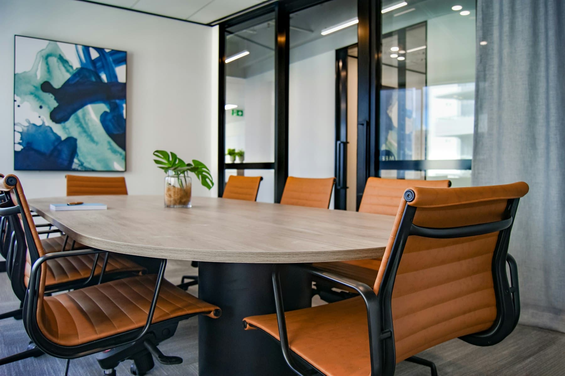 Dãy bàn làm việc kiểu cubicle trống trong văn phòng [Ảnh mẫu]